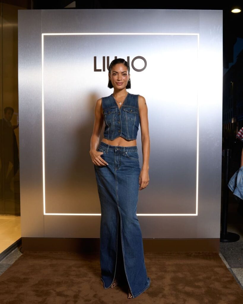 Elodie con gilet sagomato e jeans ampi al photocall Liu Jo a Milano.