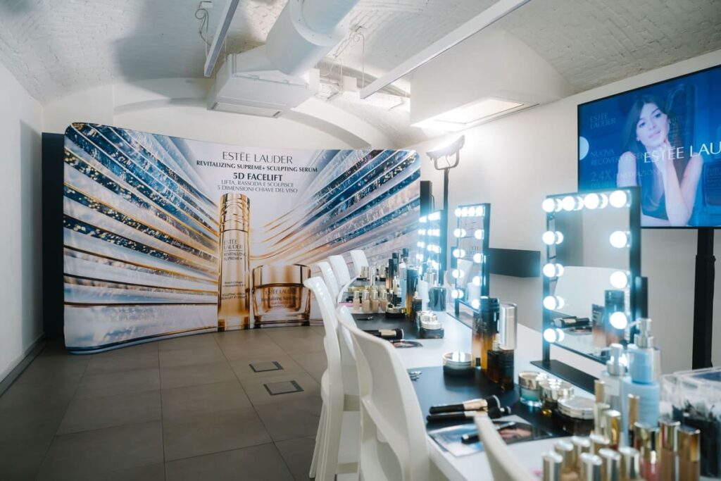 Postazione con specchi luminosi allestita nel pop-up Estée Lauder "Written in the Stars"