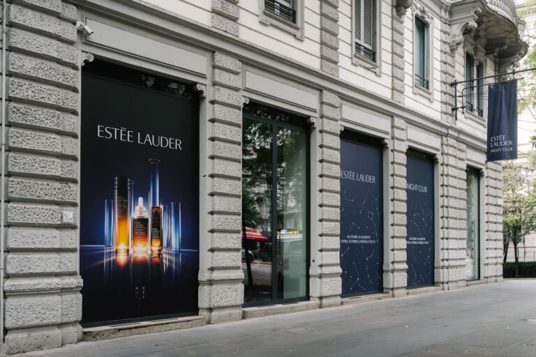 Vetrine del pop-up Estée Lauder "Written in the Stars" a Milano, con illustrazioni a tema costellazioni