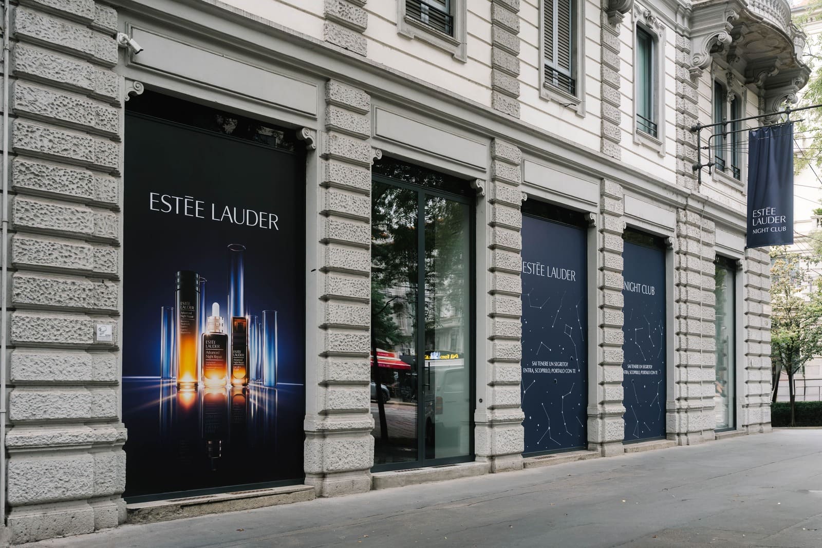 Vetrine del pop-up Estée Lauder "Written in the Stars" a Milano, con illustrazioni a tema costellazioni