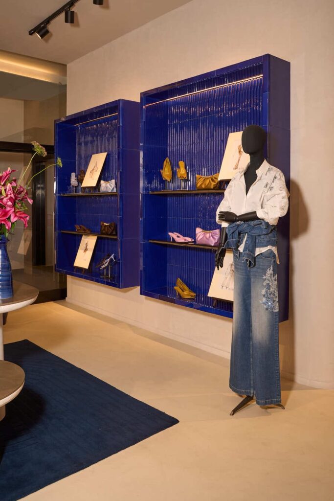 Allestimento Fracomina primavera estate 2027 con look denim e accessori