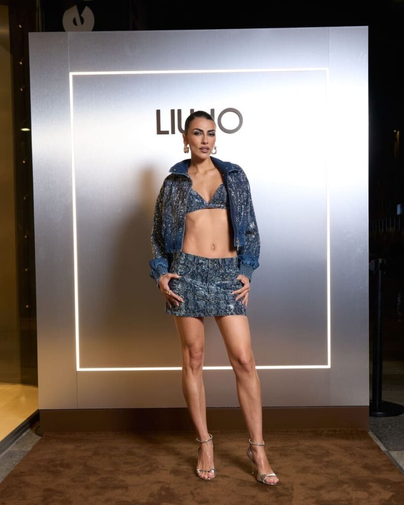 Giulia Salemi con giacca aperta, top a triangolo e minigonna con dettagli brillanti al photocall Liu Jo.