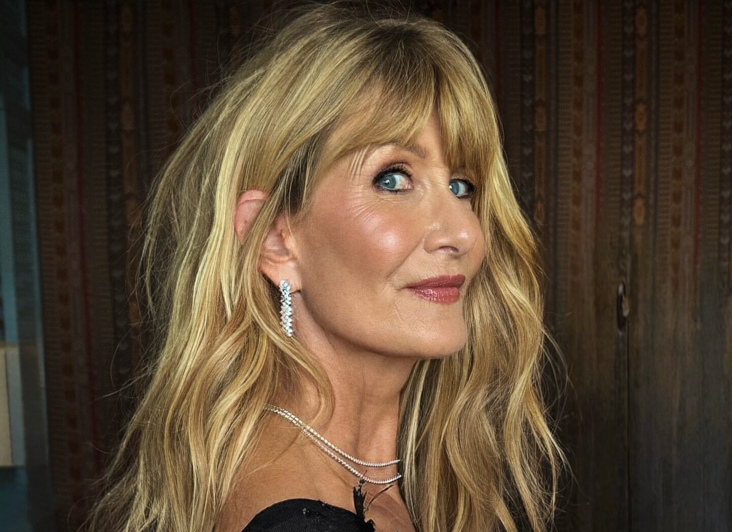Il nuovo taglio di capelli di Laura Dern firmato Dimitris Giannetos a Venezia 83