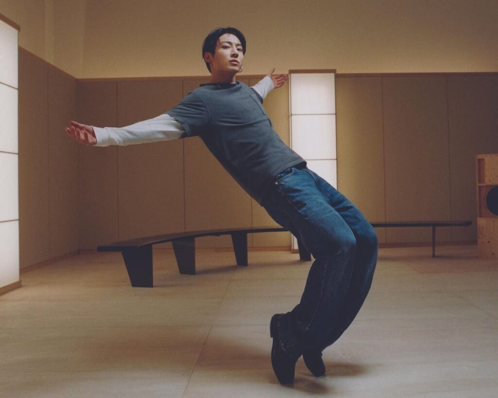 Jung Kook in un momento della coreografia della nuova campagna denim Calvin Klein Feel The Fit