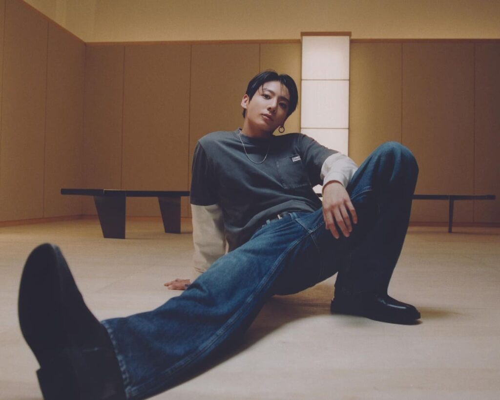 Jung Kook nella campagna denim Calvin Klein Feel The Fit, in lancio dal 16 settembre