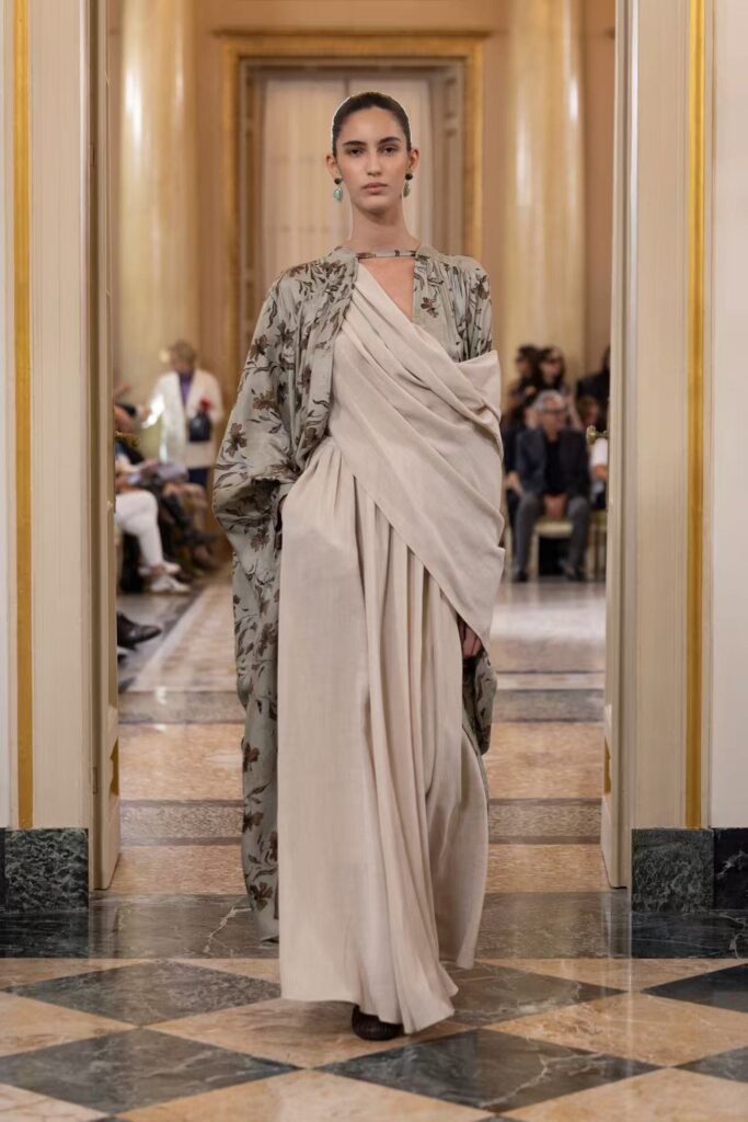 Look Gu Yuandai con drappeggio beige fino ai piedi e capo aperto a motivi floreali con maniche ampie.