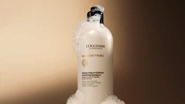 Flacone dello Shampoo Rivitalizzante Immortelle Vitalité di L'Occitane en Provence con schiuma