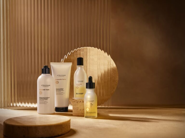 I quattro prodotti della collezione Immortelle Vitalité di L'Occitane en Provence: shampoo, maschera, olio-siero e siero