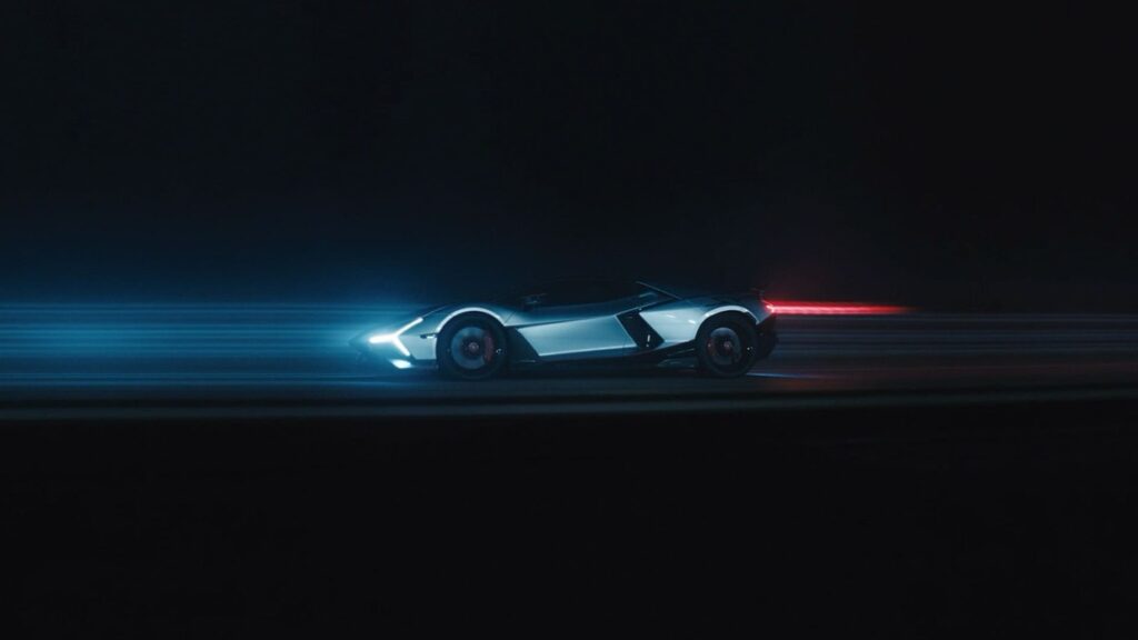 La Lamborghini Revuelto Super Veloce ripresa di profilo in movimento nella notte, con le scie luminose dei fari