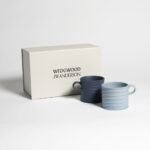Cofanetto della collezione Wedgwood x JW Anderson Volume II con le tazze del set Mercury Blue/Jasper Blue