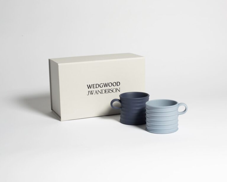 Cofanetto della collezione Wedgwood x JW Anderson Volume II con le tazze del set Mercury Blue/Jasper Blue
