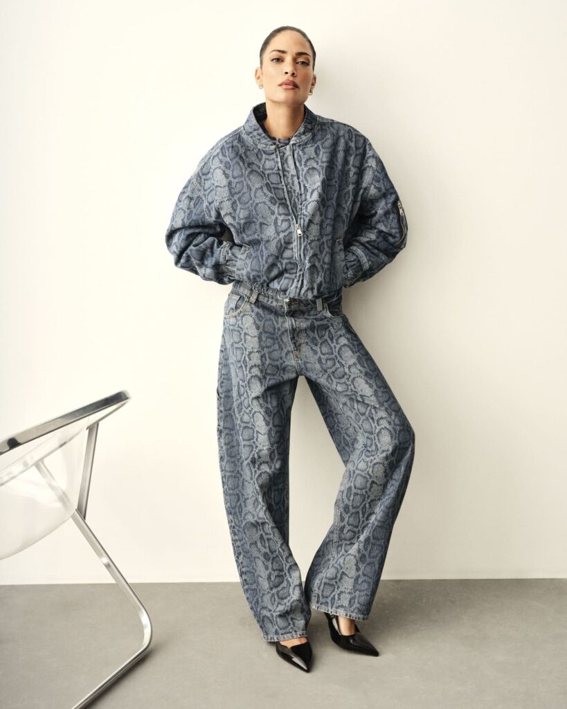 Look in stampa pitone tono su tono della capsule collection Liu Jo feat. Elodie, secondo drop