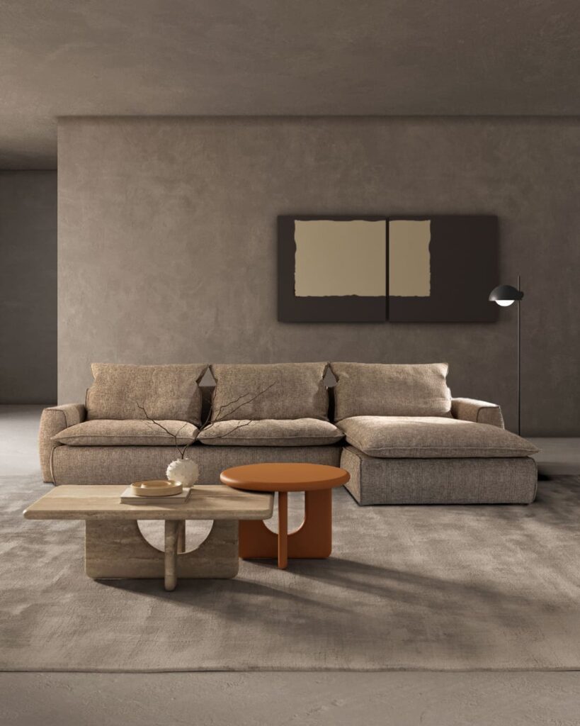 Divano Bloom di Marac, disegnato da Enrico Cesana, in configurazione angolare in un ambiente living con tavolini bassi coordinati