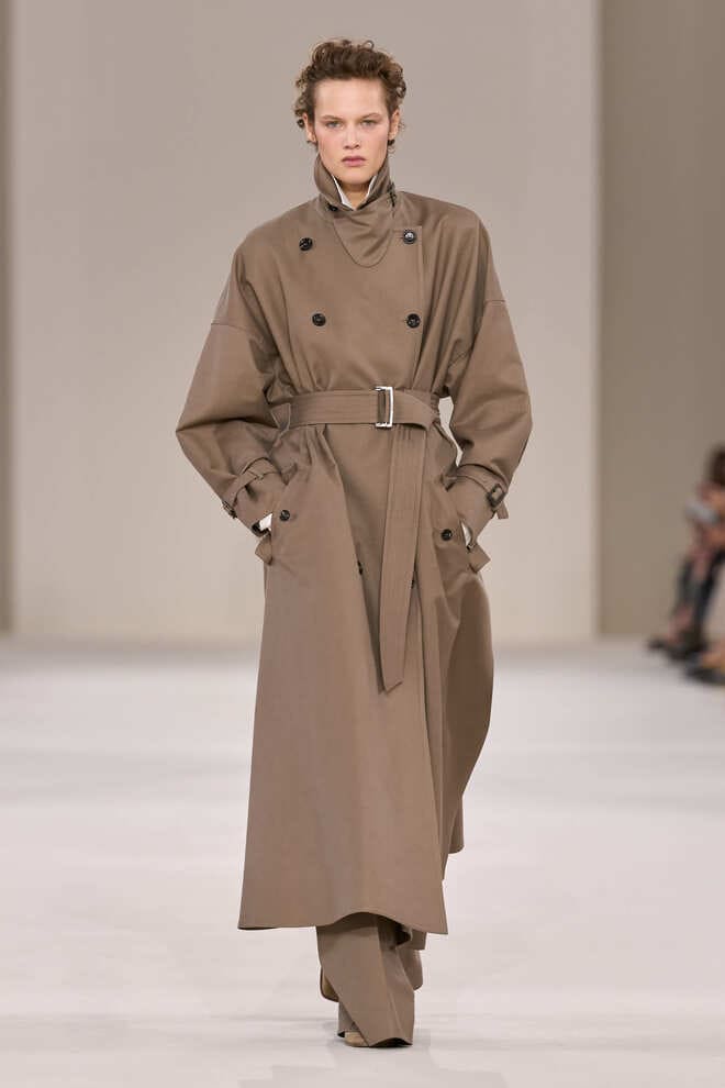Trench Max Mara primavera estate 2027 dalle proporzioni ampie con cintura bassa