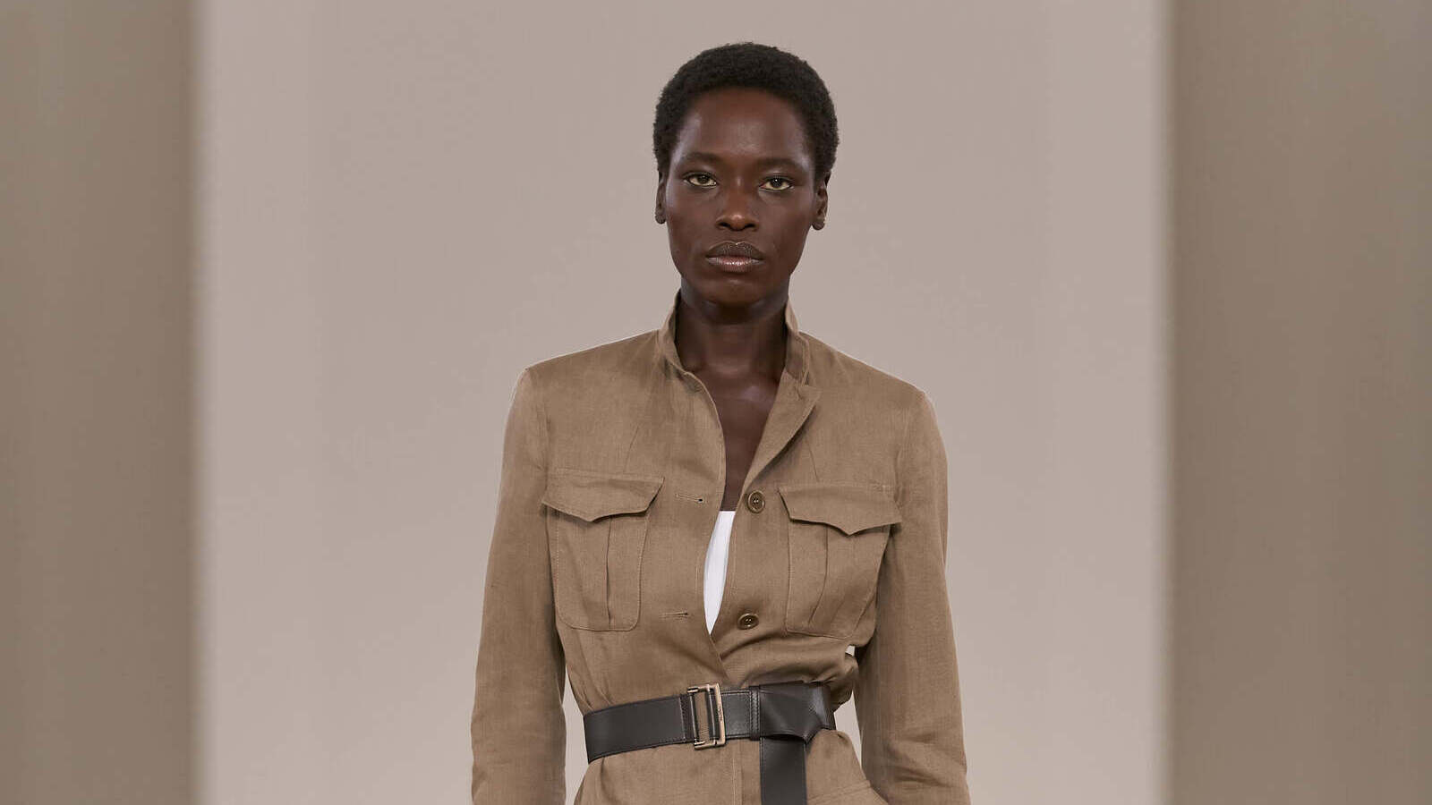 Giacca safari Max Mara PE 2027 con tasche applicate, cintura e shorts