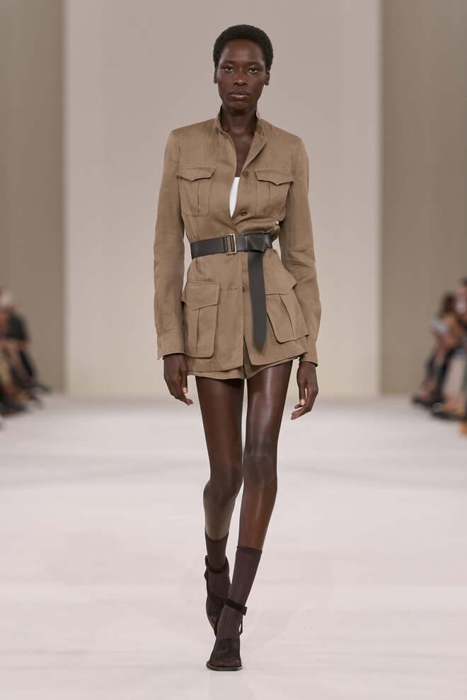 Giacca safari Max Mara PE 2027 con tasche applicate, cintura e shorts