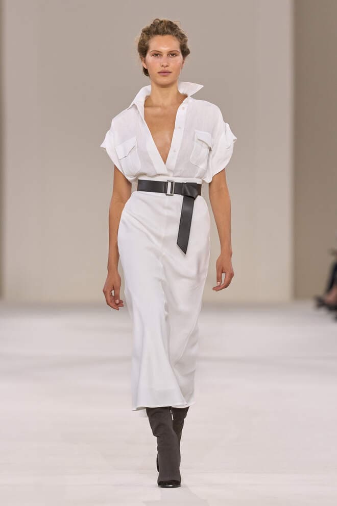 Look bianco Max Mara PE 2027 con camicia fluida, tasche e cintura nera