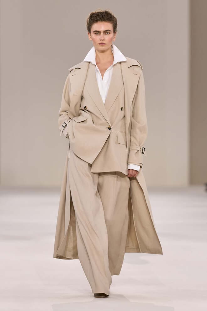 Look Max Mara primavera estate 2027 con trench chiaro, giacca sartoriale e pantaloni ampi