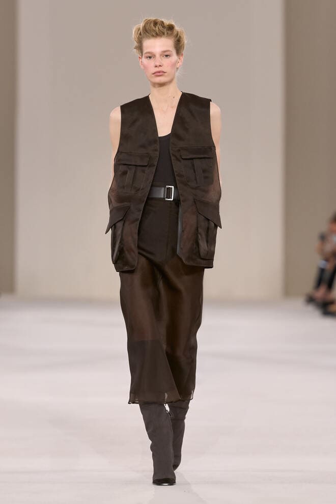 Gilet cargo Max Mara PE 2027 indossato su look scuro con gonna fluida