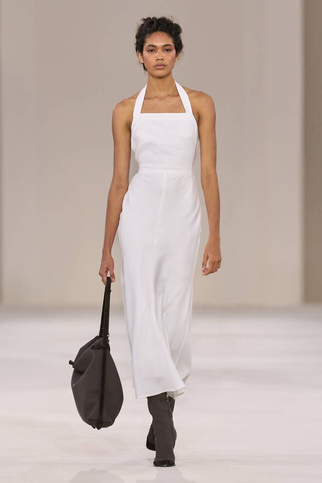 Abito bianco Max Mara PE 2027 con borsa scura a mano