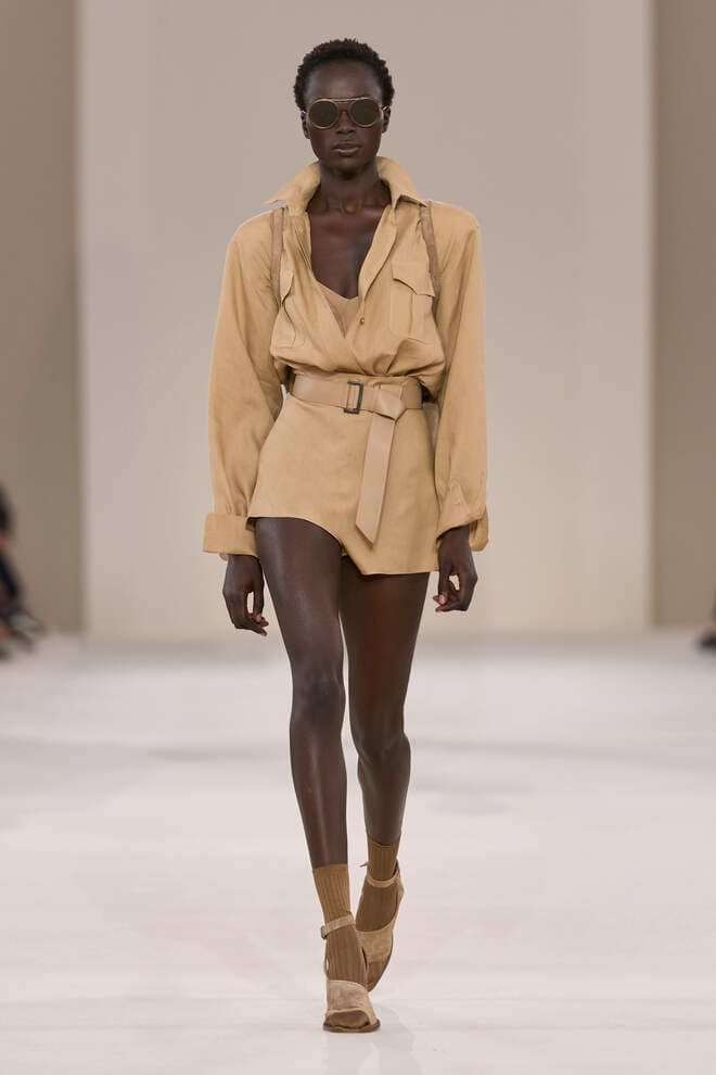 Sahariana Max Mara PE 2027 nei toni naturali con cintura e occhiali da sole