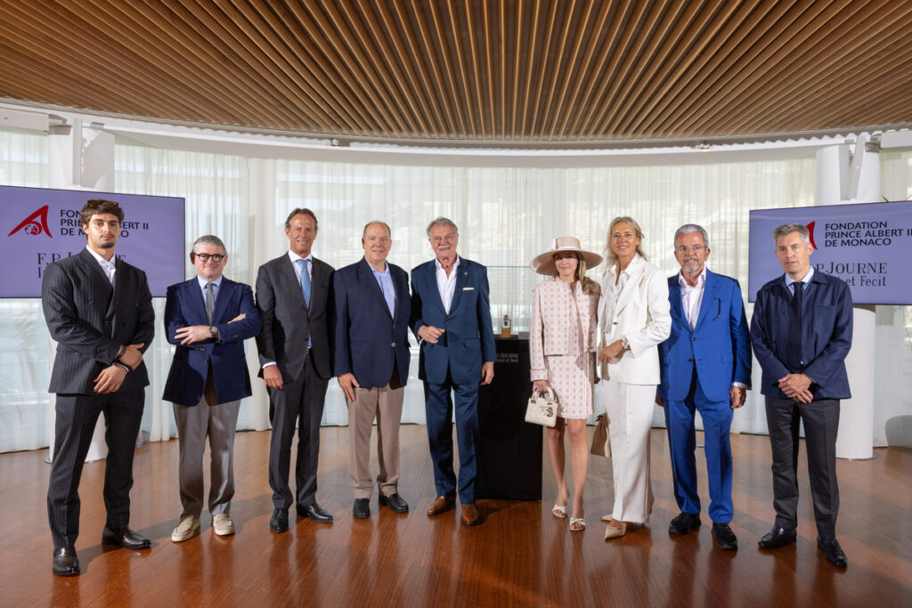 Maxime Signoroni, Frédéric Grangié, Christian Lüscher, S.A.S. il Principe Alberto II di Monaco, François-Paul Journe, Ingrid de Prada, Amélie Lefévère, Stéphane Barbier-Mueller e Lucas Pouëdras alla presentazione del cronografo Fondation Prince Albert II de Monaco
