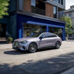 Mercedes-Benz Classe C elettrica in movimento su una strada cittadina, vista laterale anteriore