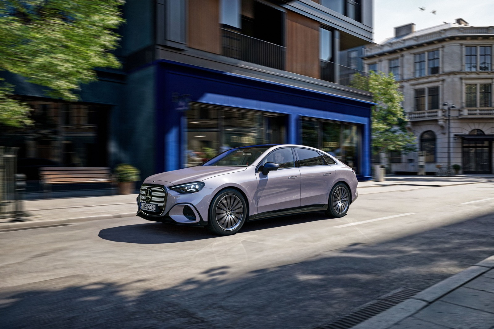 Mercedes-Benz Classe C elettrica in movimento su una strada cittadina, vista laterale anteriore