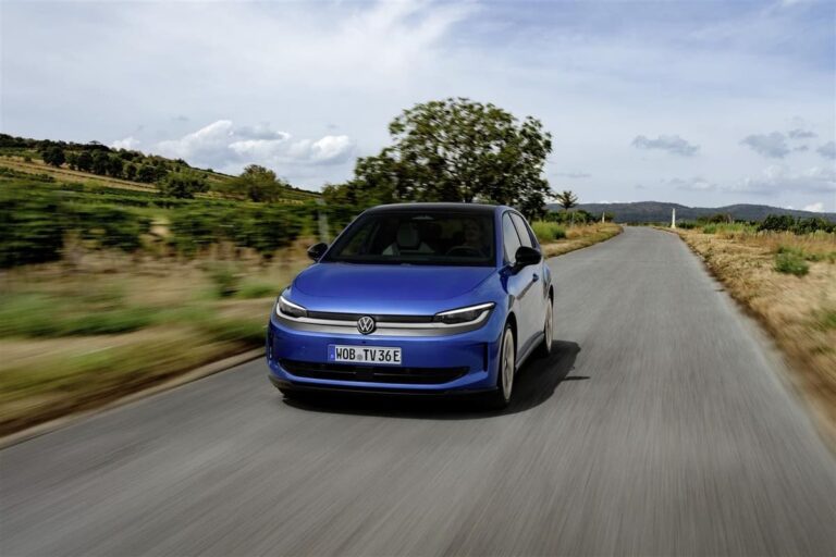 Nuova Volkswagen ID. Polo elettrica ripresa frontalmente in marcia su una strada di campagna