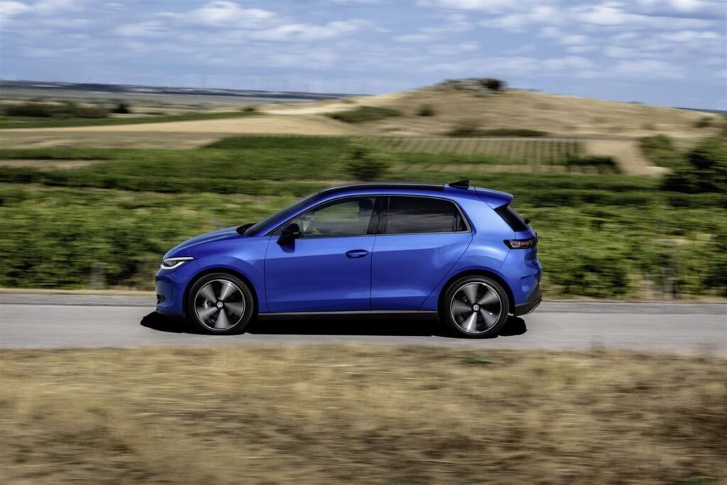 Volkswagen ID. Polo elettrica fotografata di profilo mentre percorre una strada di campagna