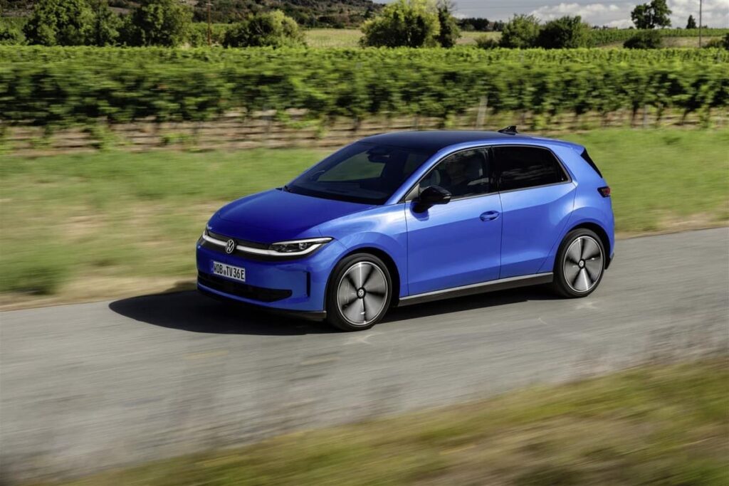 Volkswagen ID. Polo elettrica in primo piano, vista anteriore a tre quarti, tra i filari di un vigneto