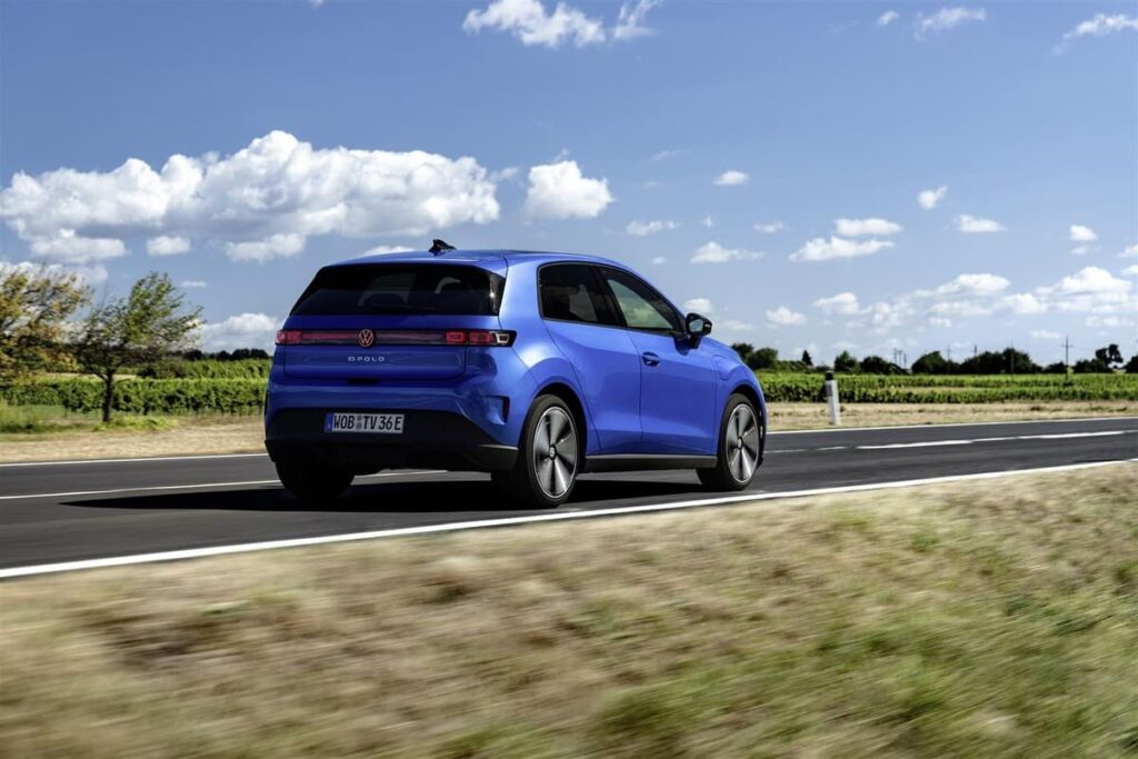 Volkswagen ID. Polo elettrica vista da dietro mentre è in marcia, con la scritta ID. Polo sul portellone