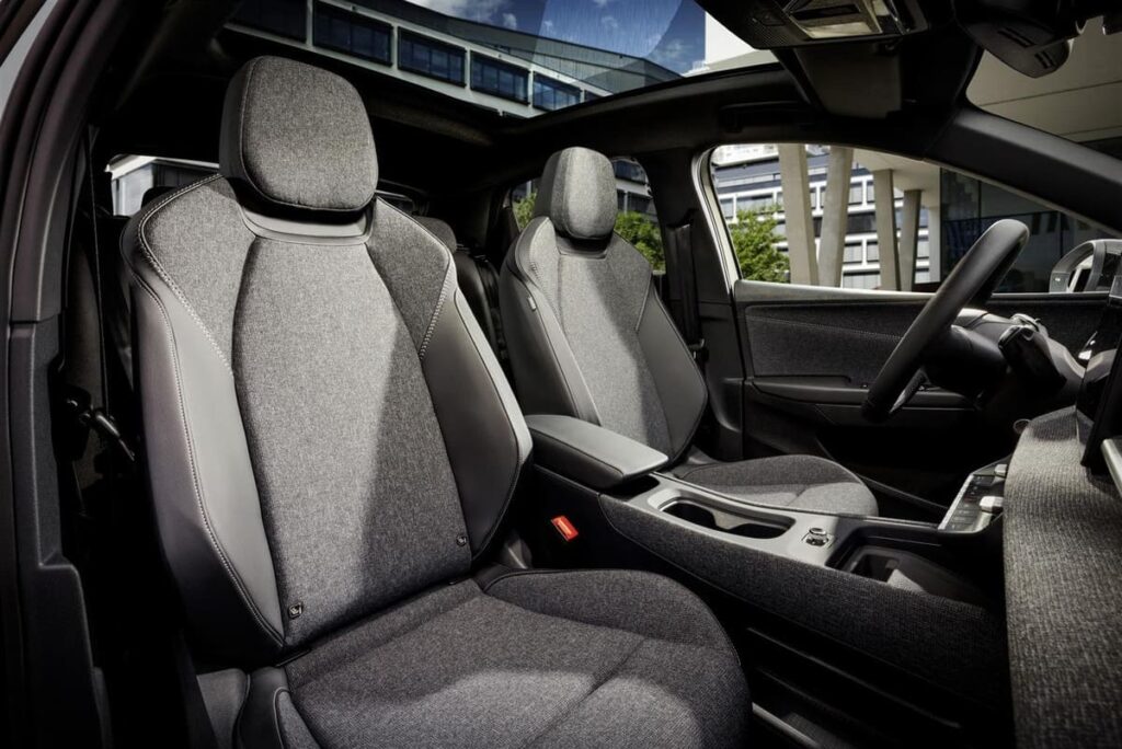 Interni della Volkswagen ID. Polo elettrica, dettaglio dei sedili anteriori e del tetto panoramico