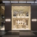 Vetrina Liu Jo in Corso Vittorio Emanuele II a Milano, con insegna illuminata e borse esposte su due livelli.