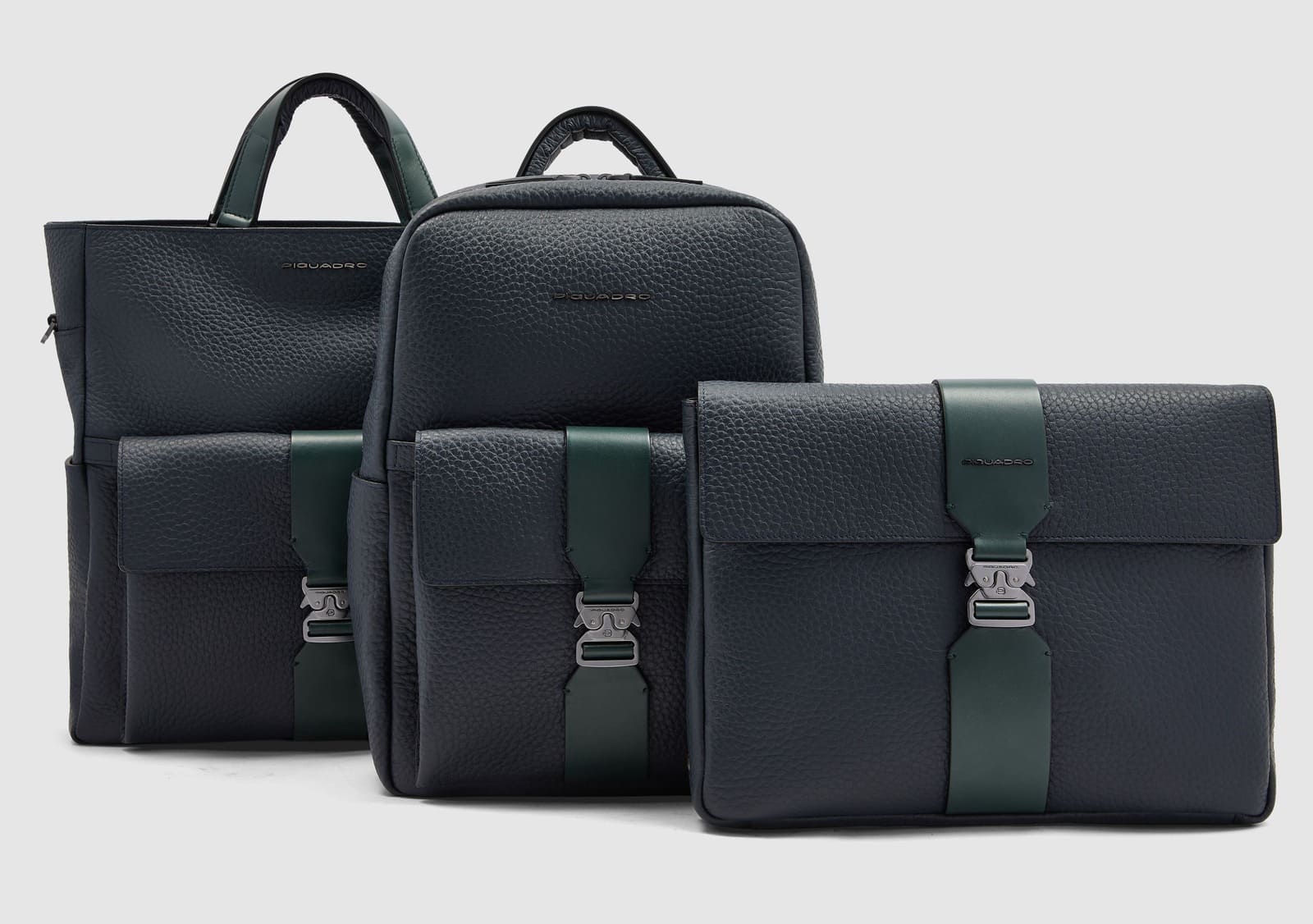 Borsa shopper e zaino della collezione Piquadro MATERIA in pelle blu, con la tasca frontale removibile in primo piano