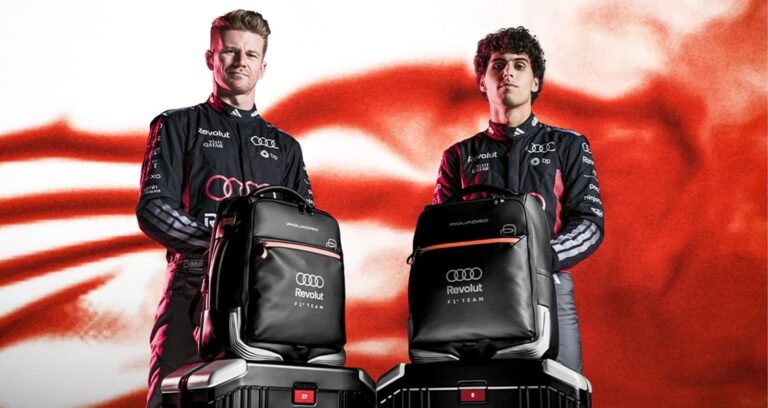 Membri di Audi Revolut F1 Team in tuta da gara con trolley e zaini della collezione ufficiale Piquadro