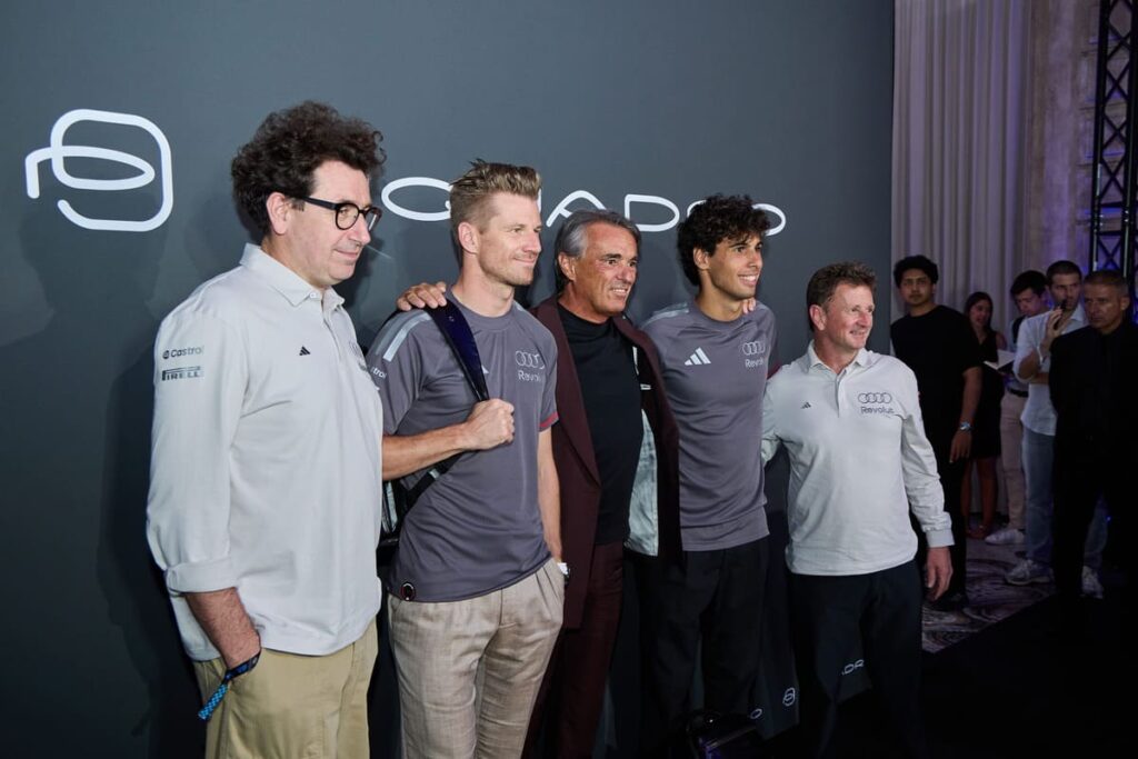 Rappresentanti di Piquadro e Audi Revolut F1 Team riuniti in occasione dell'annuncio della collezione ufficiale in licenza