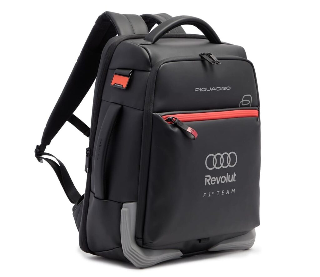 Zaino della collezione ufficiale Piquadro per Audi Revolut F1 Team con i loghi dei due marchi
