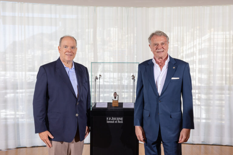 S.A.S. il Principe Alberto II di Monaco e François-Paul Journe con il cronografo Fondation Prince Albert II de Monaco in teca