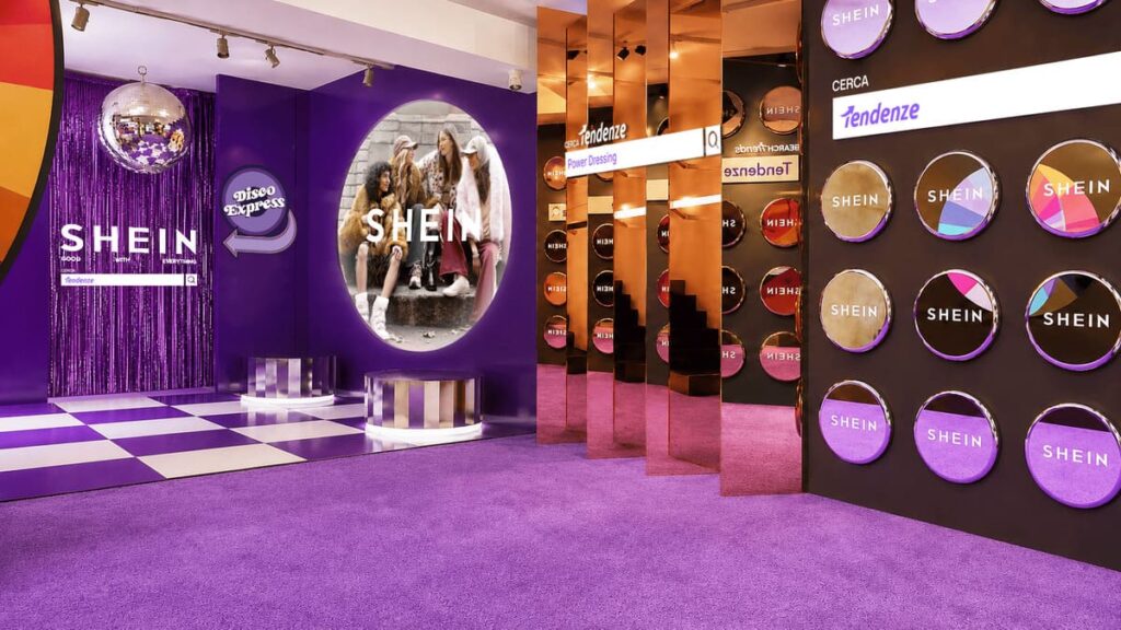 Angolo a tema discoteca anni '70 dello spazio SHEIN FW Hub, con sfera specchiata e pista a scacchi