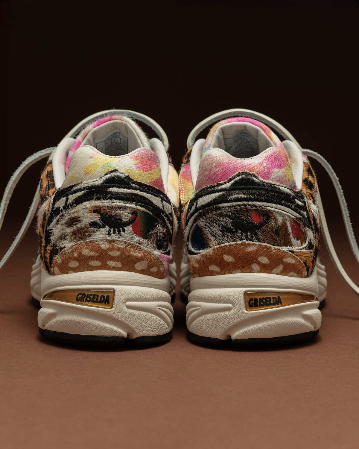 Dettaglio dello scorpione ricamato sul tallone della Saucony Grid Jazz 9 Awesome God