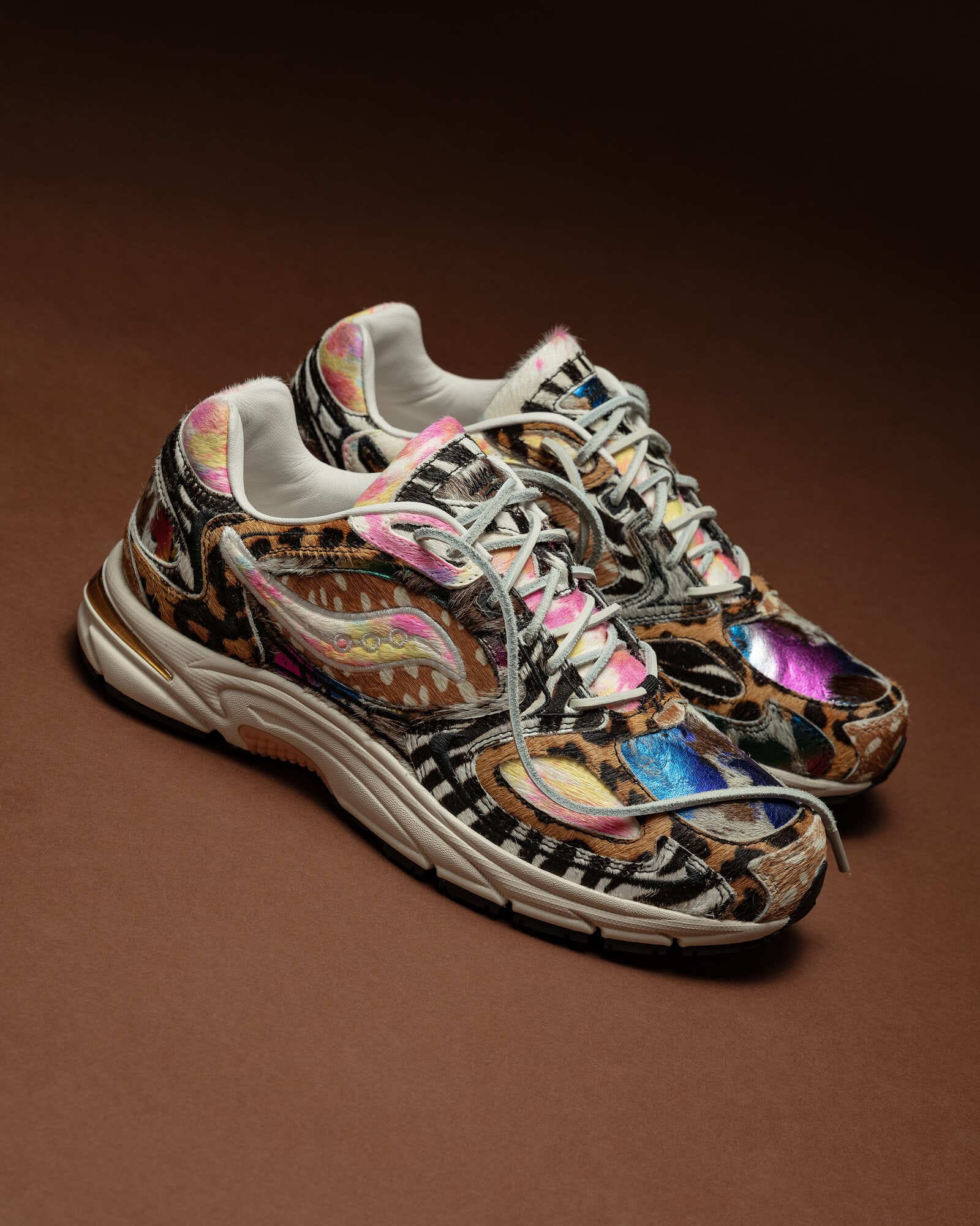 Saucony Grid Jazz 9 Awesome God vista laterale con logo Saucony e dettaglio oro sulla suola