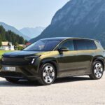 Škoda Peaq vista di lato in un paesaggio montano