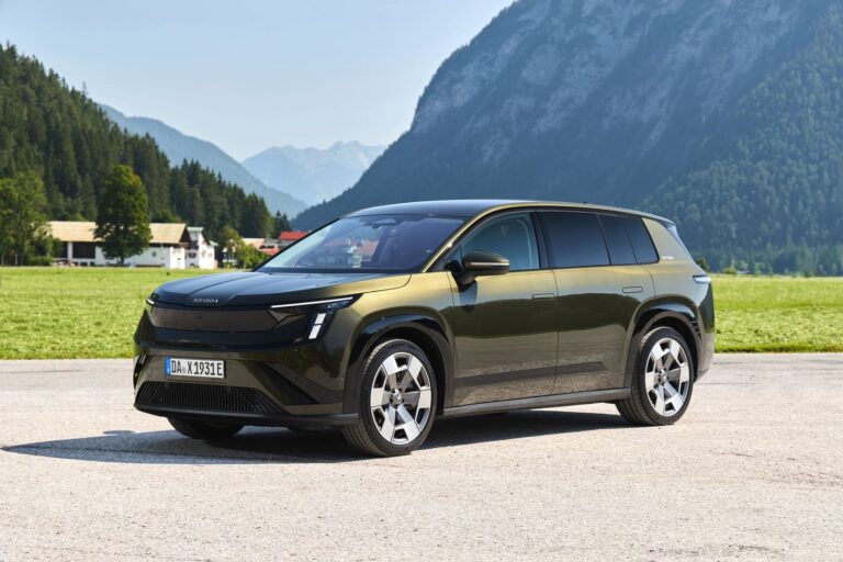 Škoda Peaq vista di lato in un paesaggio montano