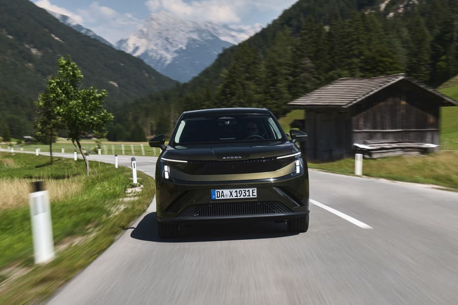 Frontale della Škoda Peaq su una strada di montagna