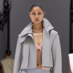 Giacca grigia con ampio collo rialzato sopra un top rosa, dettaglio del look 21 Sportmax