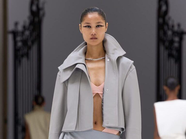 Giacca grigia con ampio collo rialzato sopra un top rosa, dettaglio del look 21 Sportmax