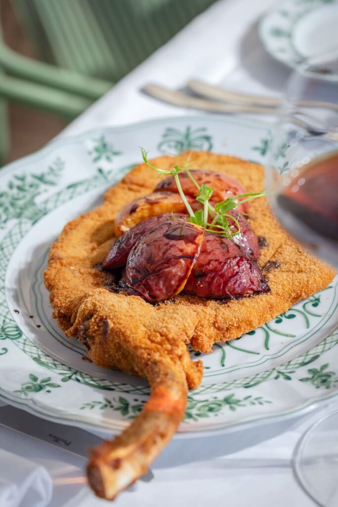 La Cotoletta Sbagliata di Stendhal Restaurants e PizzAut, con pesche arrostite e aceto balsamico