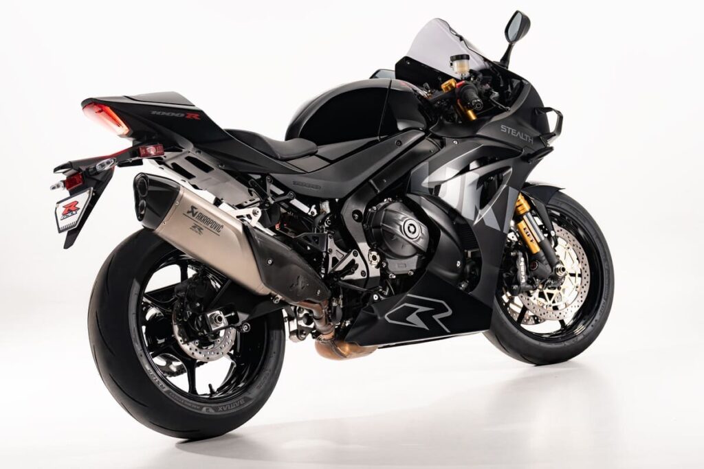 Suzuki GSX-R1000R Stealth, vista posteriore tre quarti con lo scarico Akrapovič in titanio