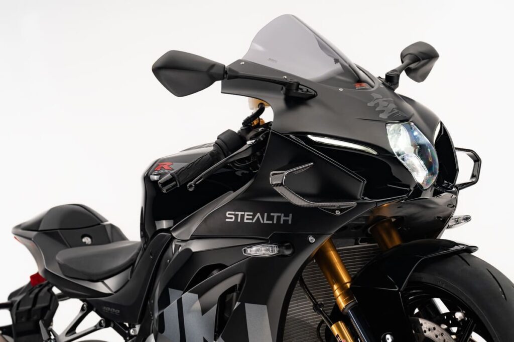 Suzuki GSX-R1000R Stealth, dettaglio del frontale con il logo Stealth e le alette in carbonio